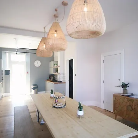 Дом отдыха Sleeps 16 With Style And Space- And A Hot Tub!