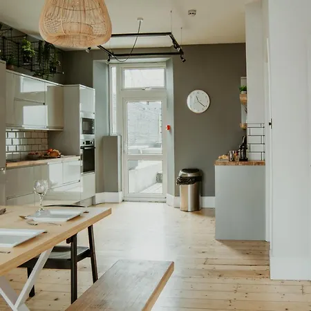 Дом отдыха Sleeps 16 With Style And Space- And A Hot Tub! *