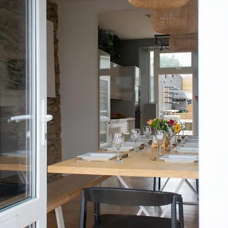 Дом отдыха Sleeps 16 With Style And Space- And A Hot Tub! Ньюки