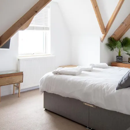 Дом отдыха Sleeps 16 With Style And Space- And A Hot Tub!