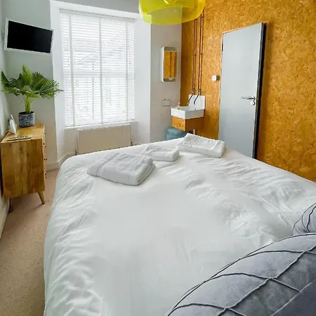 Дом отдыха Sleeps 16 With Style And Space- And A Hot Tub!