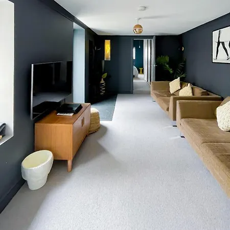 Дом отдыха Sleeps 16 With Style And Space- And A Hot Tub! Ньюки