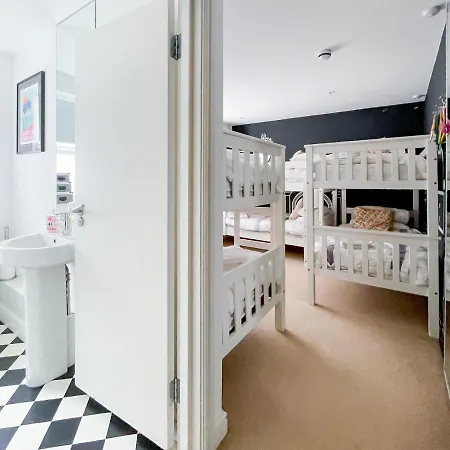 Дом отдыха Sleeps 16 With Style And Space- And A Hot Tub! *