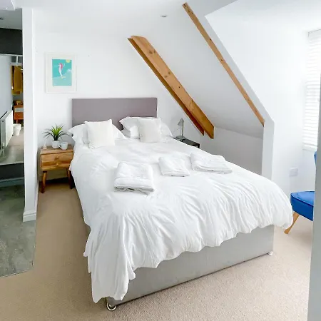 Sleeps 16 With Style And Space- And A Hot Tub! * Newquay (Cornwall)