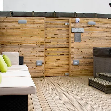 Sleeps 16 With Style And Space- And A Hot Tub! * Newquay (Cornwall)