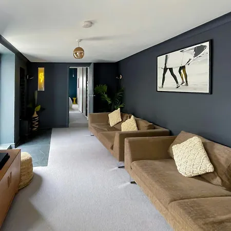 Sleeps 16 With Style And Space- And A Hot Tub! * Newquay (Cornwall)