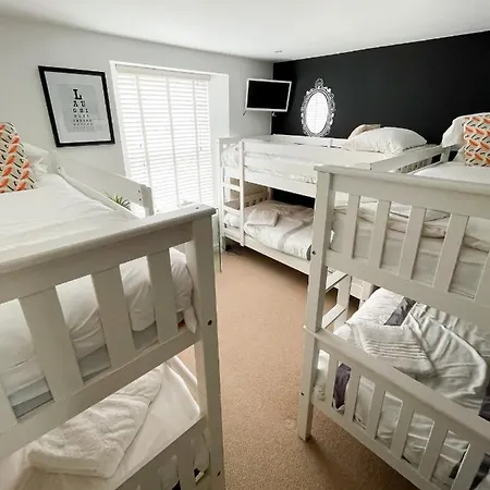 Holiday home Sleeps 16 With Style And Space- And A Hot Tub! Newquay (Cornwall)