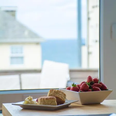 Holiday home Sleeps 16 With Style And Space- And A Hot Tub!