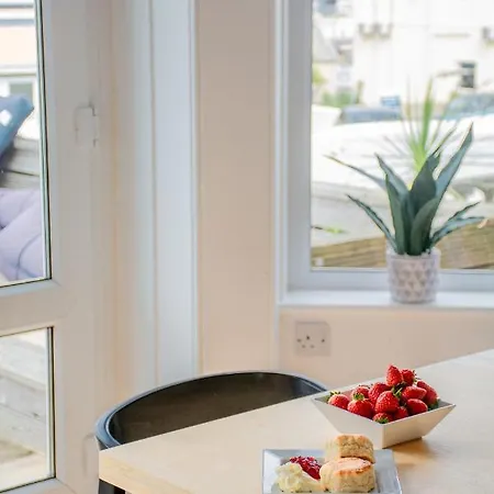 Sleeps 16 With Style And Space- And A Hot Tub! New Quay
